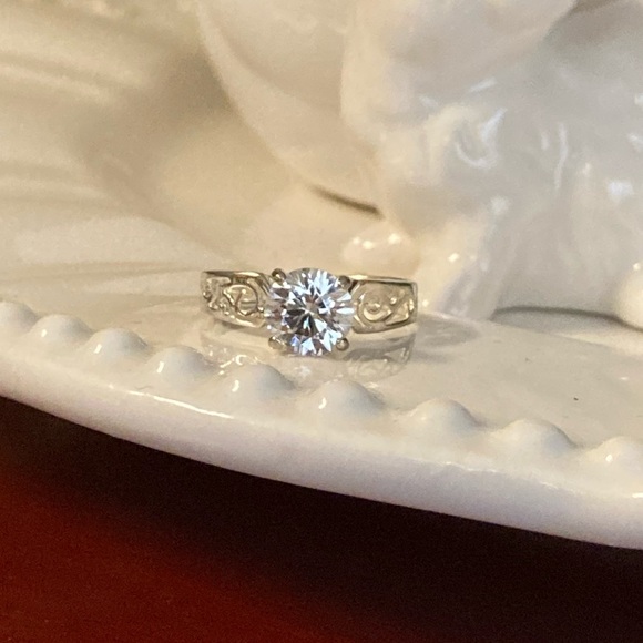 Round solitaire ring - Picture 6 of 12